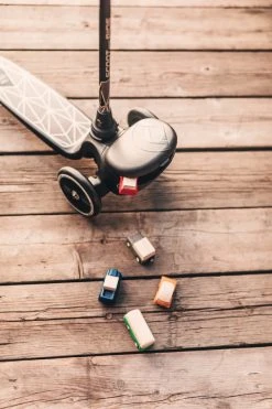 Scoot And Ride Brown Lines Highwaykick 2 Step SR-96526 -BabyWereldNederland Scoot and Ride Brown Lines Highwaykick 2 Step SR 96526 .sfeer 3