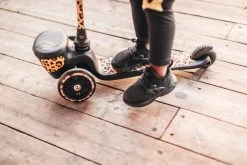 Scoot And Ride Leopard Highwaykick 2 Step SR-96524 -BabyWereldNederland Scoot and Ride Leopard Highwaykick 2 Step SR 96524 .sfeer 3