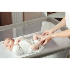 Babygo Goodnight Beige Wieg 4362 -BabyWereldNederland babygo goodnight wieg aan bed sfeer 2 1