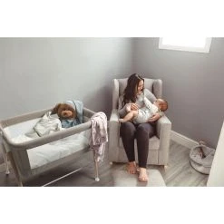 Babygo Goodnight Beige Wieg 4362 -BabyWereldNederland babygo goodnight wieg aan bed sfeer 3 1