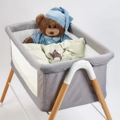 Babygo Goodnight Beige Wieg 4362 -BabyWereldNederland babygo goodnight wieg aan bed sfeer 4 1