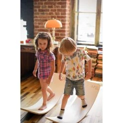Luna Toys Houten Balansbord Met Grijs Vilt LU-37001 -BabyWereldNederland luna toys houten balansbord sfeer 1 1