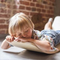 Luna Toys Houten Balansbord Met Grijs Vilt LU-37001 -BabyWereldNederland luna toys houten balansbord sfeer 4 1