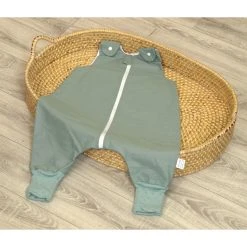 MamaLoes Amy Pure Stonegreen 12-24 Mnd Onesie Slaapzak 85376 -BabyWereldNederland mamaloes amy pure stonegreen onesie slaapzak 2 1