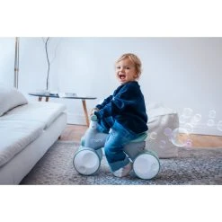 Momi Tobis Pink Ride-On Bubbles Loopfiets ROBI00042 -BabyWereldNederland momi tobis loopfiets sfeer2