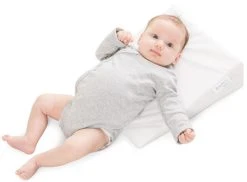 Doomoo Rest Easy Klein Hellend Vlak Kussen 30 Cm 40 040 008 -BabyWereldNederland rest easy small with baby on mattress