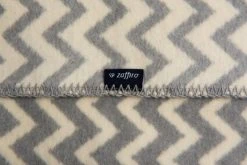 Zaffiro Grijs & Ecru Zigzag 75 X 100 Cm Wiegdeken 40771 7 Zaffiro Grijs & Ecru Zigzag 75 X 100 Cm Wiegdeken 40771 -BabyWereldNederland zaffiro deken zigzag grijs wit ka1 3 2